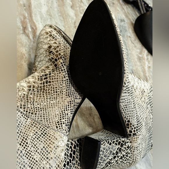 Women’s DIBA TRUE Pay Phone Snakeskin leather booties- Size 9.5 - Picture 9 of 12